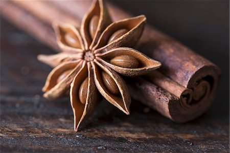 spice still life - Star anise and cinnamon sticks on a wooden surface Stock Photo - Premium Royalty-Free, Code: 659-08513307