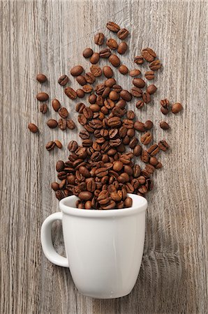 simsearch:659-06902597,k - Coffee beans and a white cup Foto de stock - Sin royalties Premium, Código: 659-08513303