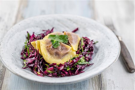 simsearch:659-08940421,k - Red cabbage salad with walnut ravioli Photographie de stock - Premium Libres de Droits, Code: 659-08895231