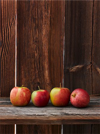 simsearch:659-06152168,k - A row of fresh apples on a wooden table Stockbilder - Premium RF Lizenzfrei, Bildnummer: 659-08895247