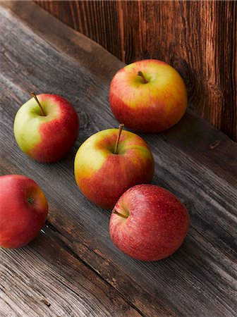 simsearch:659-08895247,k - Fresh apples on a wooden table Stockbilder - Premium RF Lizenzfrei, Bildnummer: 659-08895248