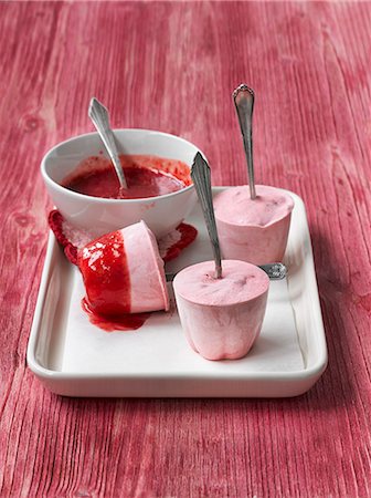 simsearch:659-08420199,k - Homemade strawberry ice lolly with strawberry sauce Stock Photo - Premium Royalty-Free, Code: 659-08895252