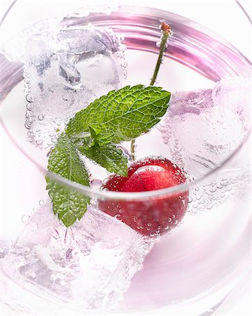 simsearch:659-09124917,k - A glass of water with a cherry, ice cubes and mint Foto de stock - Sin royalties Premium, Código: 659-08895253