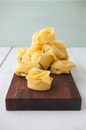 ribbon pasta - Pappardelle on a wooden board Photographie de stock - Premium Libres de Droits, Code: 659-08895286