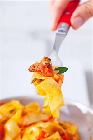 simsearch:659-08895305,k - Pappardelle pasta with a tomato, onion, garlic, oregano and tuna sauce Foto de stock - Sin royalties Premium, Código: 659-08895305