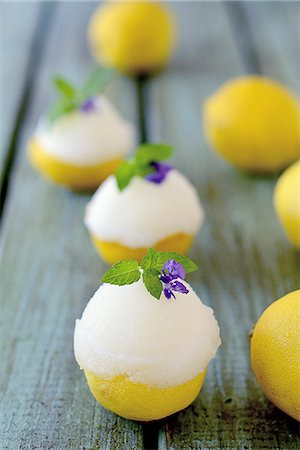 simsearch:659-08895987,k - Lemon sorbet served in lemon halves Foto de stock - Sin royalties Premium, Código: 659-08895313