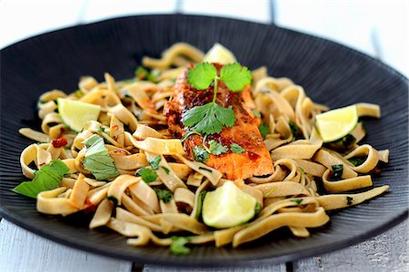 Tagliatelle pasta with salmon, lime and coriander leaves Photographie de stock - Premium Libres de Droits, Code: 659-08895320