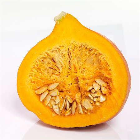 A Hokkaido pumpkin sliced in half Photographie de stock - Premium Libres de Droits, Code: 659-08895350