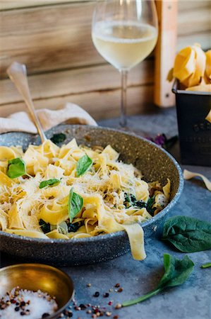 simsearch:659-06151520,k - Tagliatelle with spinach, basil and grated cheese Stock Photo - Premium Royalty-Free, Code: 659-08895364