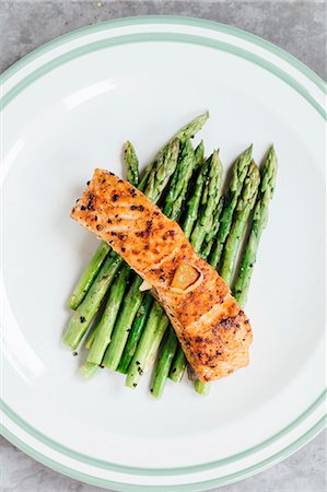 simsearch:659-06495301,k - Grilled salmon fillet on a bed of green asparagus Photographie de stock - Premium Libres de Droits, Code: 659-08895367