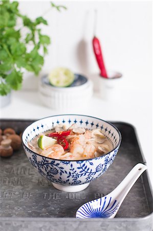 simsearch:659-06372382,k - Prawn soup with lime and chilli peppers (Asia) Photographie de stock - Premium Libres de Droits, Code: 659-08895360