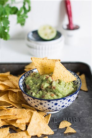 Bowl of Guacamole with Chips Stock Photo - Premium Royalty-Free, Code: 659-08895361