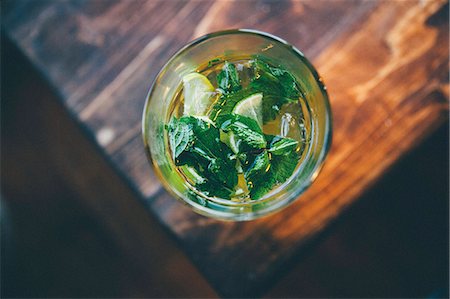 single cocktail - A cocktail with lemon slices and fresh mint Stock Photo - Premium Royalty-Free, Code: 659-08895375