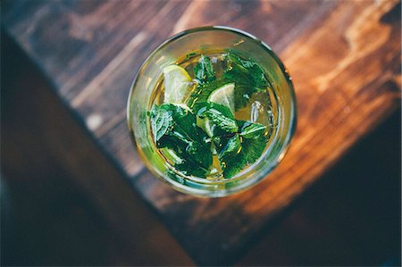 A cocktail with lemon slices and fresh mint Photographie de stock - Premium Libres de Droits, Code: 659-08895375