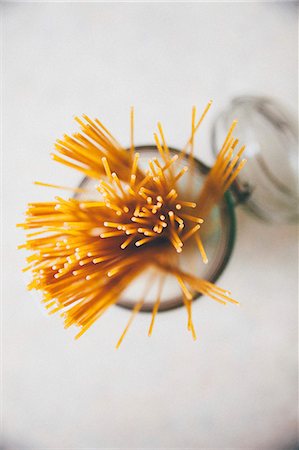 Spaghetti in a glass storage jar (see from above) Stock Photo - Premium Royalty-Free, Code: 659-08895377