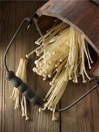 Freshly picked enokitake (Flammulina velutipes) mushrooms in a wooden bucket Photographie de stock - Premium Libres de Droits, Code: 659-08895395