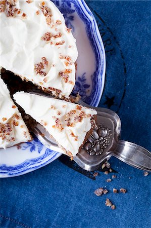 Date sponge cake with a slice cut out (seen from above) Stock Photo - Premium Royalty-Free, Code: 659-08895393