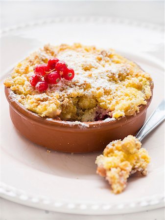 Red currant crumble Stock Photo - Premium Royalty-Free, Code: 659-08895403