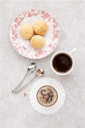 europe cafe nobody - Italian Amaretti Cookies with Black Coffee Photographie de stock - Premium Libres de Droits, Code: 659-08895446