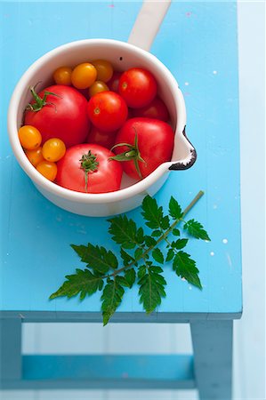 simsearch:659-08905596,k - Cooking with tomatoes Photographie de stock - Premium Libres de Droits, Code: 659-08895453