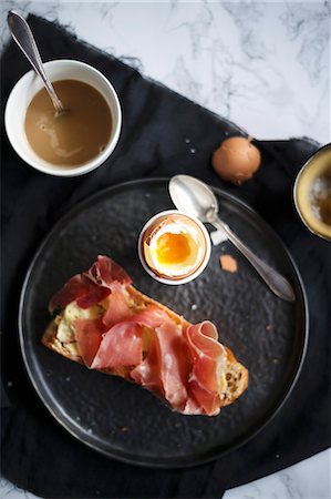 simsearch:649-05951015,k - Breakfast with a soft-boiled egg and bread with ham Photographie de stock - Premium Libres de Droits, Code: 659-08895476