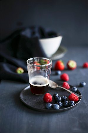 simsearch:659-08904814,k - Coffee and fresh berries Photographie de stock - Premium Libres de Droits, Code: 659-08895478