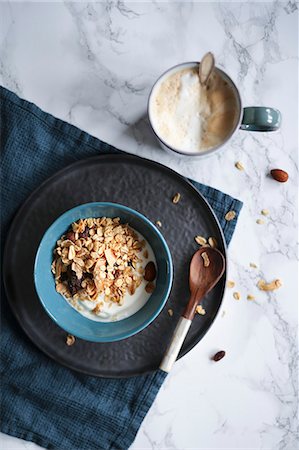 farinha de aveia - Breakfast with coffee, muesli and yogurt Foto de stock - Royalty Free Premium, Número: 659-08895473