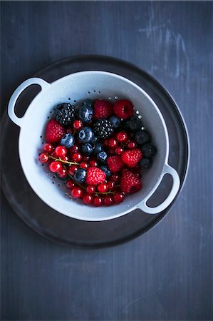 simsearch:659-07739646,k - Summer berries in a light blue colander Foto de stock - Sin royalties Premium, Código: 659-08895487