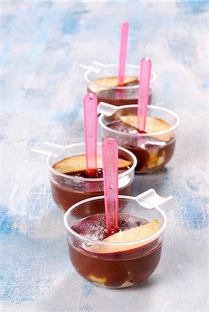 simsearch:659-08906563,k - Chocolate pudding with peach Photographie de stock - Premium Libres de Droits, Code: 659-08895499