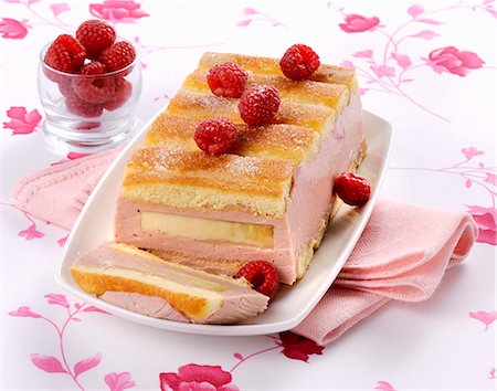 simsearch:659-06188524,k - Charlotte with banana and raspberry cream Photographie de stock - Premium Libres de Droits, Code: 659-08895502