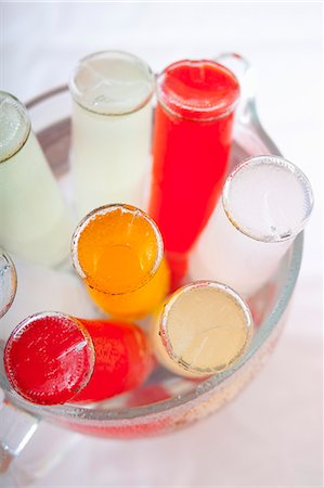 soda nobody studio - Homemade refreshing drinks in a bow Stock Photo - Premium Royalty-Free, Code: 659-08895513