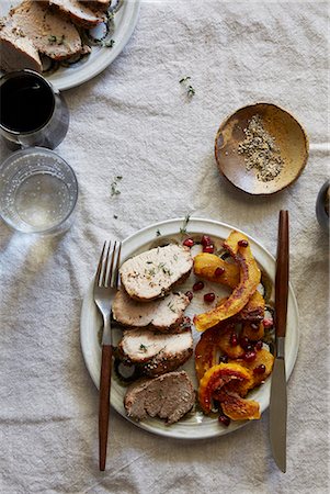 simsearch:659-08896213,k - Pork With Herbs and Squash Foto de stock - Sin royalties Premium, Código: 659-08895525