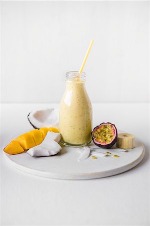 simsearch:659-08895698,k - A coconut milk, mango, banana and passion fruit smoothie Foto de stock - Sin royalties Premium, Código: 659-08895547