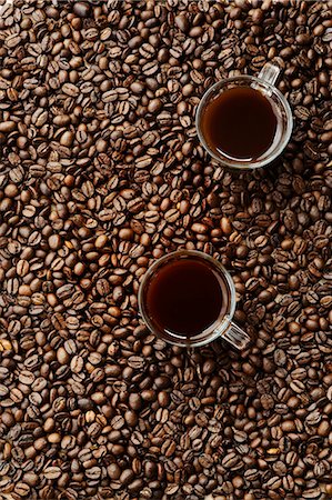 simsearch:659-06185734,k - Coffee beans and two cups of coffee in glass cups Stockbilder - Premium RF Lizenzfrei, Bildnummer: 659-08895556