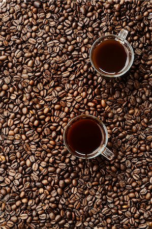 simsearch:659-01863830,k - Coffee beans and two cups of coffee in glass cups Photographie de stock - Premium Libres de Droits, Code: 659-08895556