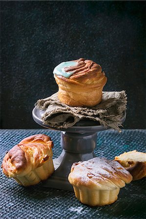 simsearch:659-08897073,k - Homemade cruffins (a cross between a croissant and a muffin) with icing on a grey cake stand Stockbilder - Premium RF Lizenzfrei, Bildnummer: 659-08895551