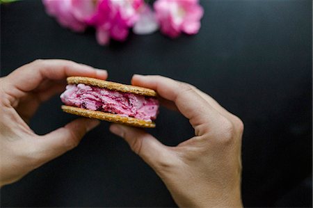 round - Hands holding cherry ice cream sandwich with waffles Stock Photo - Premium Royalty-Free, Code: 659-08895571