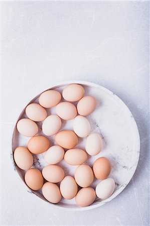 Fresh eggs on a grey marble tray Foto de stock - Sin royalties Premium, Código: 659-08895586