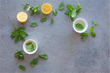 simsearch:659-08895449,k - Lemon, mint and teacups (seen from above) Photographie de stock - Premium Libres de Droits, Code: 659-08895589