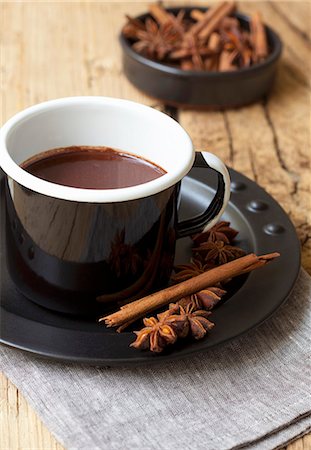 simsearch:659-06903300,k - Hot chocolate with cinnamon and star anise Fotografie stock - Premium Royalty-Free, Codice: 659-08895598