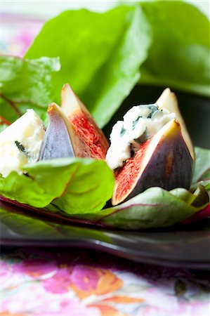 simsearch:659-07958456,k - Fig salad on red beet leaves with Roquefort Photographie de stock - Premium Libres de Droits, Code: 659-08895605