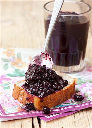 Blueberry jam on a slice of quinoa Stock Photo - Premium Royalty-Free, Code: 659-08895609