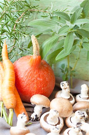 simsearch:659-06495169,k - An arrangement of pumpkin, mushrooms, potatoes, sage and rosemary Stock Photo - Premium Royalty-Free, Code: 659-08895603