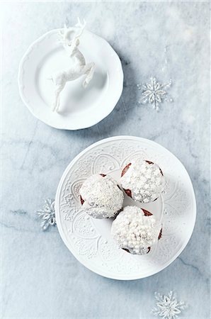 Chocolate muffins with icing and sugar pearls for Christmas Stock Photo - Premium Royalty-Free, Code: 659-08895624