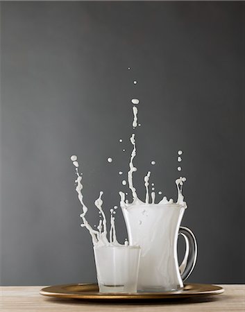 simsearch:659-01852027,k - Organic Milk Splash Drops Foto de stock - Sin royalties Premium, Código: 659-08895633