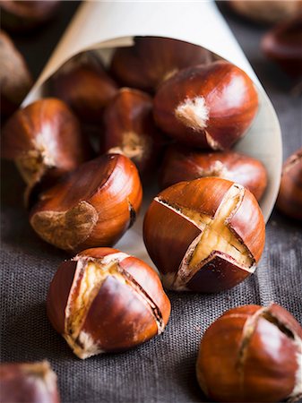 sweet chestnut - Roasted chestnuts, close up Stock Photo - Premium Royalty-Free, Code: 659-08895657
