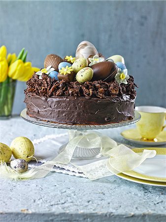 simsearch:659-08896752,k - Chocolate cake topped with easter eggs Foto de stock - Royalty Free Premium, Número: 659-08895676