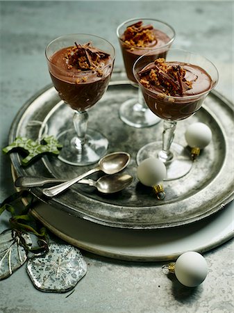 dessert - Chocolate mousse topped with flaked chocolate Photographie de stock - Premium Libres de Droits, Code: 659-08895677
