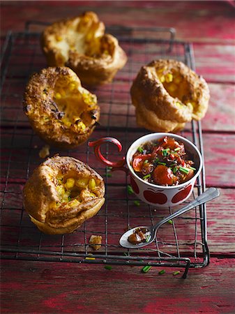 simsearch:659-07959083,k - Corn muffins with tomato relish Photographie de stock - Premium Libres de Droits, Code: 659-08895688