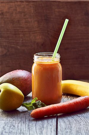 simsearch:659-08895699,k - Mango Apple Carrot Banana Smoothie Stock Photo - Premium Royalty-Free, Code: 659-08895698